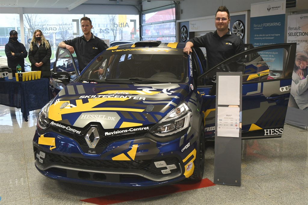 Casper Venning og Kristian Birk med deres nye bil, en Renault Clio R3T med 242 turbodrevne hestekræfter i maskinrummet.
(Foto: specialpress@gmail.com)